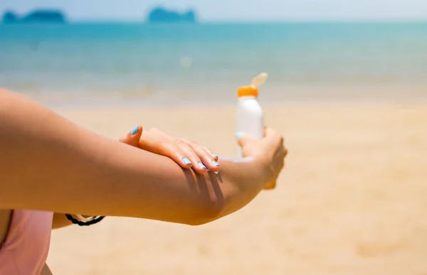 Girl Applying Sun Lotion Her Hands Beach — Stock Photo, Image