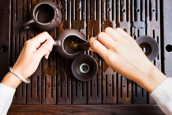 Çay Töreni Kadın Temizlik Fırça Ilk Kişi Görünümü Ile Çay — Stok fotoğraf