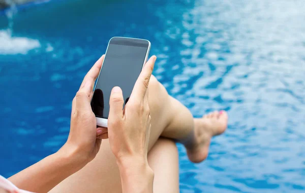 Fille Utilisant Téléphone Près Piscine Première Personne — Photo