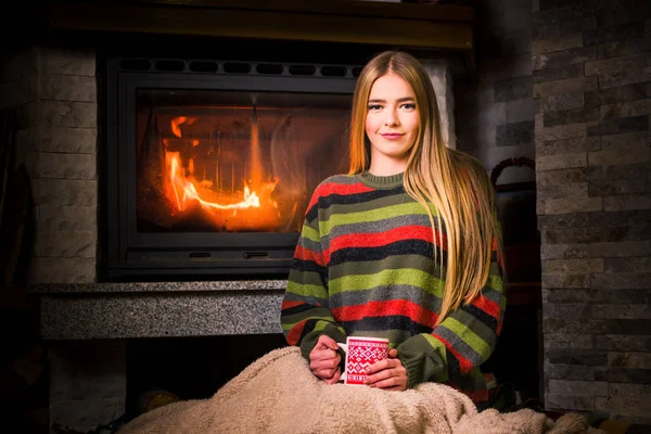 Fille Ayant Une Tasse Thé Couvert Couverture Près Cheminée — Photo