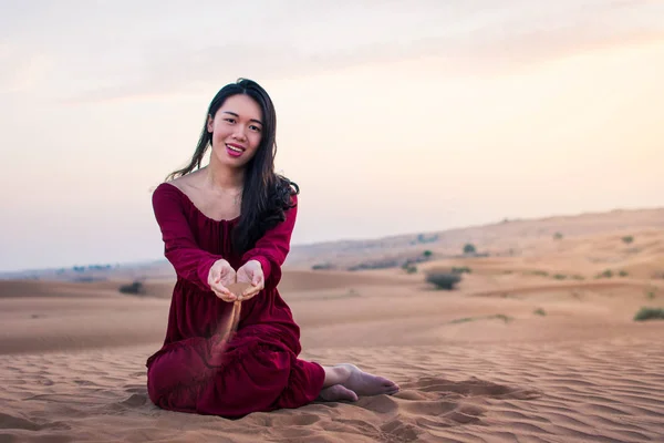 夕暮れ時 砂漠の砂で遊ぶ女性 — ストック写真