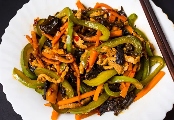 Poulet Frit Aux Légumes Dans Une Assiette Close — Photo