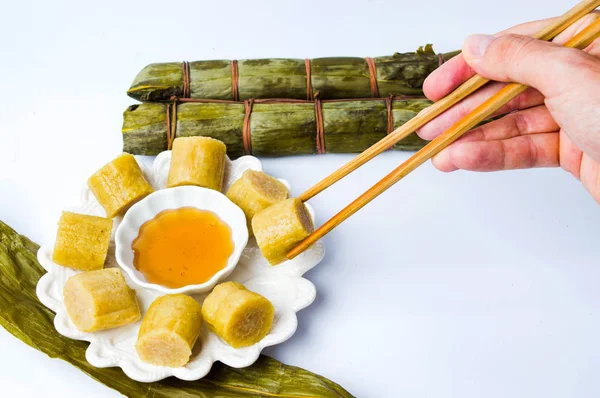 Stäbchen Nehmen Stück Hausgemachte Zongzi Für Drachenbootfest Vom Tisch — Stockfoto