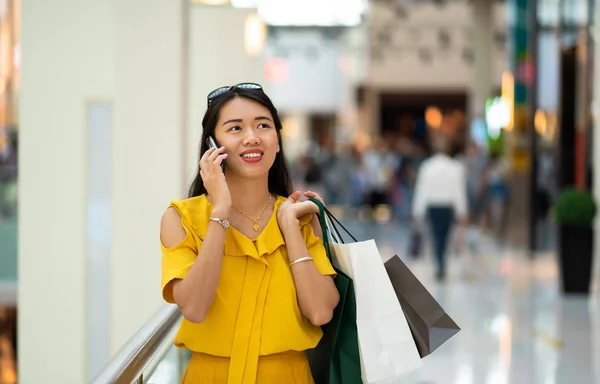 Menina Asiática Telefone Fazer Compras Shopping — Fotografia de Stock