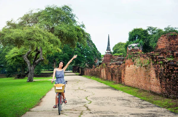 Dziewczyna Zwiedzania Rowerze Wycieczki Tajlandia Ayutthaya — Zdjęcie stockowe
