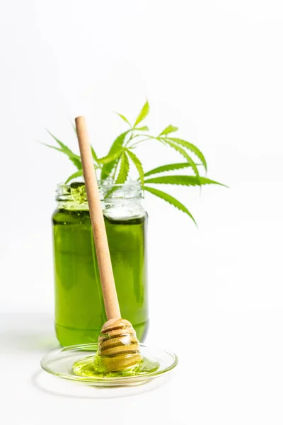 Miele Cannabis Una Ciotola Isolata Bianco — Foto Stock
