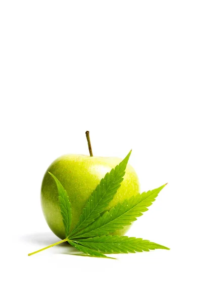 Yeşil Elma Marihuana Yaprağı Üzerinde Beyaz Izole — Stok fotoğraf