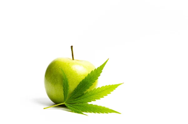 Grönt Äpple Och Marijuana Blad Isolerad Vit — Stockfoto