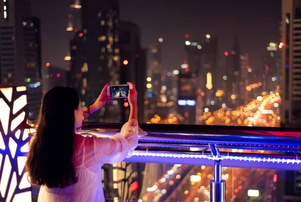 Chica Tomando Una Foto Dubai Paisaje Urbano Por Noche —  Fotos de Stock