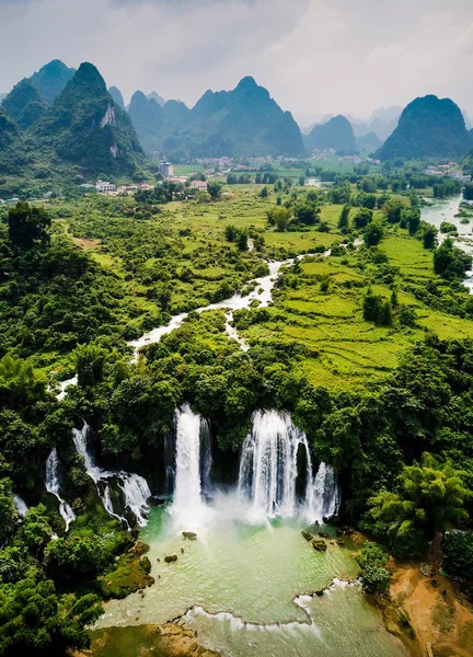 中国とベトナムの航空写真ビューの間の境界線上の禁止バンゾック德天の滝 — ストック写真