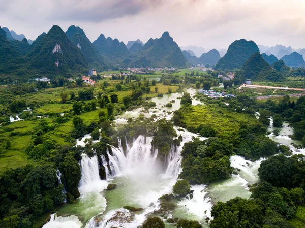 中国とベトナムの航空写真ビューの間の境界線上の禁止バンゾック德天の滝 — ストック写真