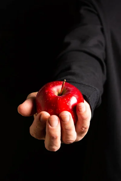 Ruce Drží Jablko Ovoce Tmavém Pozadí — Stock fotografie