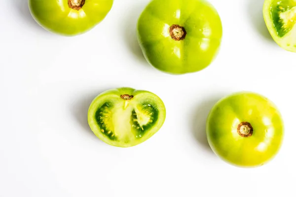 Pomodoro Verde Affettato Fondo Bianco — Foto Stock