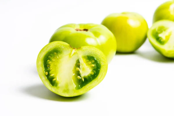 Krojone Pomidory Zielone Białym Tle — Zdjęcie stockowe