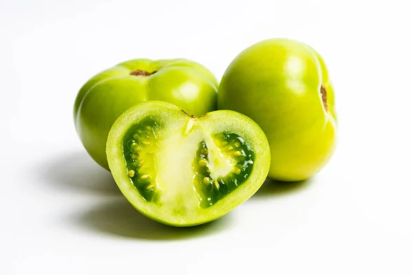 Pomodoro Verde Affettato Fondo Bianco — Foto Stock