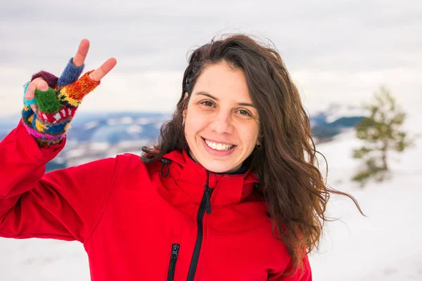 Lycklig Kvinna Snö Täckta Bergstopp — Stockfoto