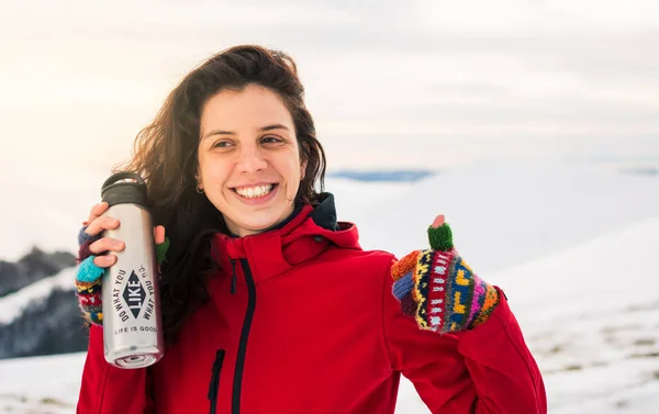 Счастливая Девушка Турист Термосом Снежной Горе — стоковое фото
