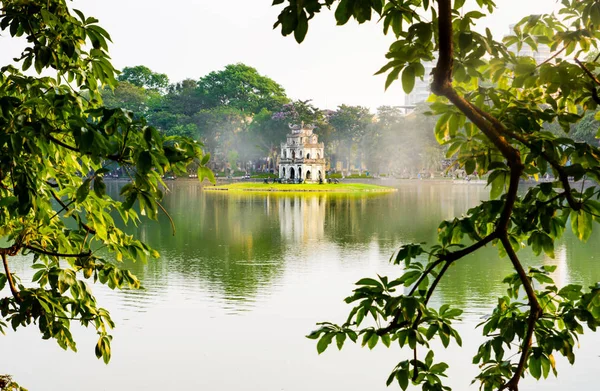 Tortuga Torre Hanoi Hoan Kiem Lago Niebla Vietnam —  Fotos de Stock