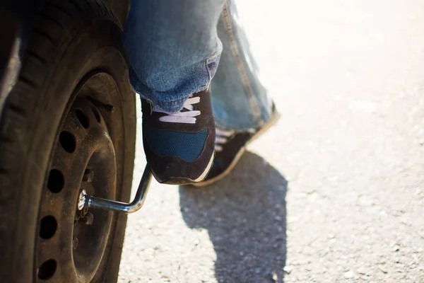 Hombre Cambiando Manualmente Neumático Del Coche Cerca —  Fotos de Stock