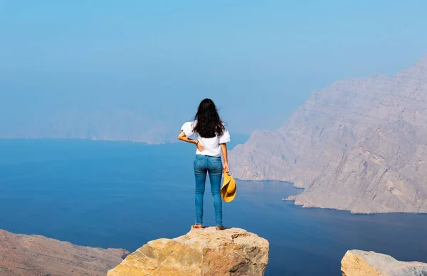 Femme Jouissant Une Vue Sur Fjord Khor Najd Musandam Oman — Photo