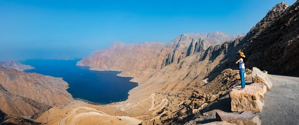 Femme Jouissant Une Vue Sur Fjord Khor Najd Musandam Oman — Photo