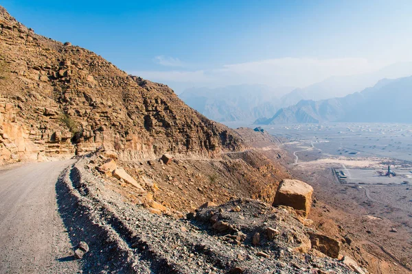 穆桑代姆半岛阿曼被岩石包围的风景秀丽的沙漠道路 — 图库照片