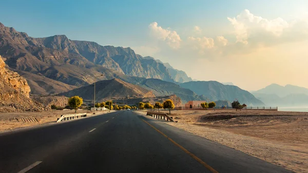 阿曼穆桑代姆半岛省风景秀丽的海塞卜海岸公路 — 图库照片