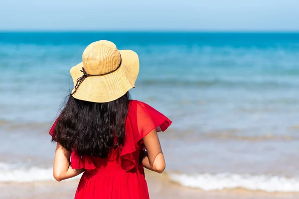 Güneşli Bir Günde Kırmızı Elbise Giyen Sahil Tarafından Yürüyen Kadın — Stok fotoğraf
