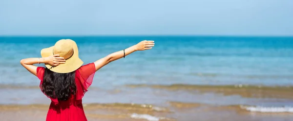 Ευτυχισμένη Γυναίκα Στην Παραλία Φορώντας Κόκκινο Φόρεμα Αντίγραφο Χώρου — Φωτογραφία Αρχείου