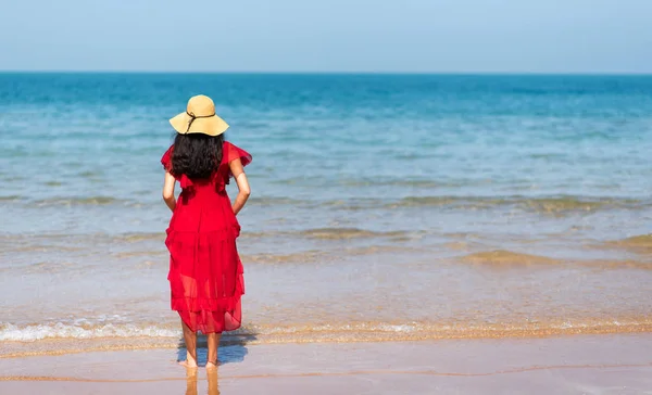 Γυναίκα Που Περπατά Στην Παραλία Φορώντας Κόκκινο Φόρεμα Μια Ηλιόλουστη — Φωτογραφία Αρχείου