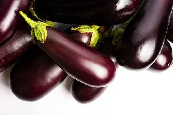 Ruwe Aubergine Een Witte Achtergrond Geïsoleerd — Stockfoto