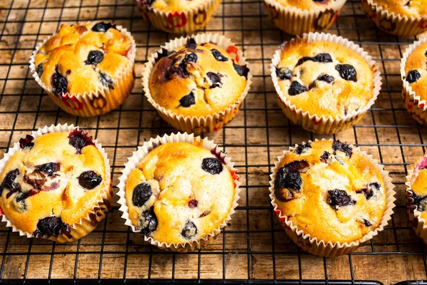 Muffins Con Fruta Bayas Una Vista Superior Mesa —  Fotos de Stock