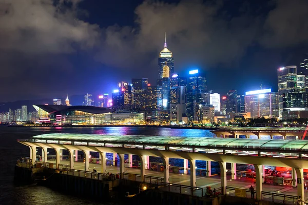 2018 香港島ダウンタウン中央港と夜ダウンタウンのモダンな街並み — ストック写真