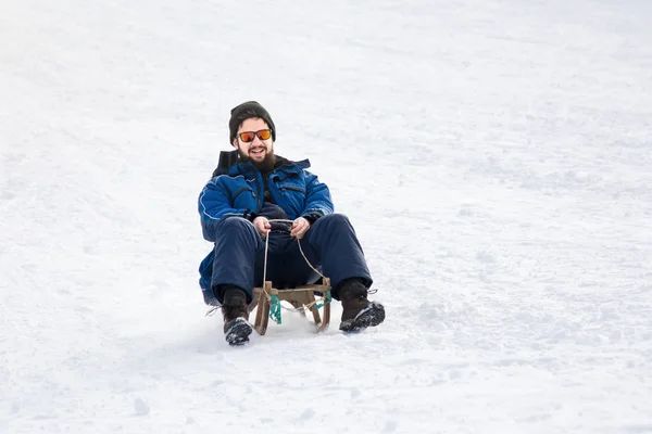 Szakállas Férfi Snowboardra Dombról Lefelé Hóban — Stock Fotó