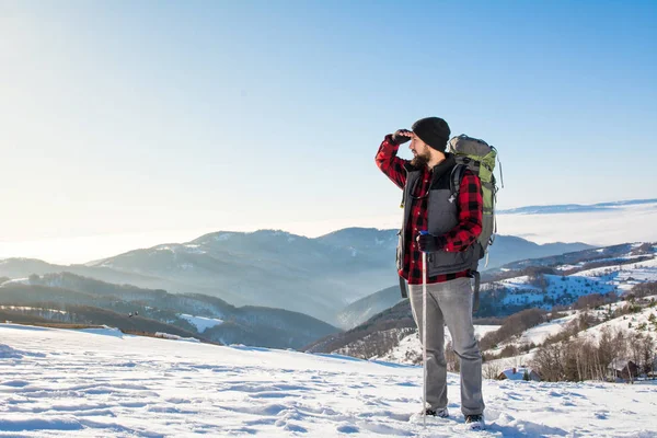 Muž Který Stojí Vrcholku Hory Zimní Turistika — Stock fotografie
