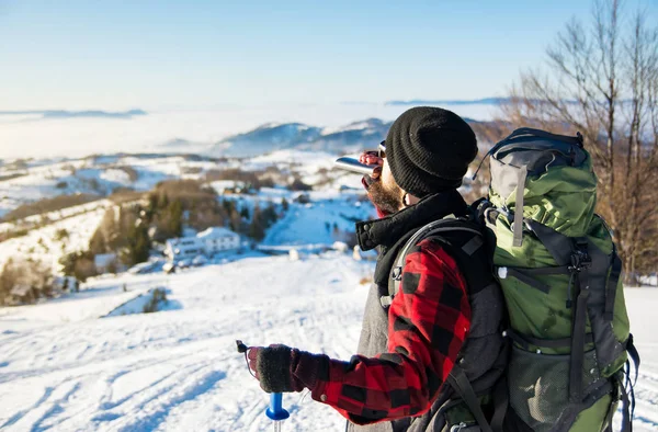 Mannen Dricker Från Hip Kolv Snötäckta Bergstopp — Stockfoto