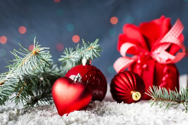 Červené Vánoční Ozdoby Jedle Větev Slavnostní Pozadím — Stock fotografie