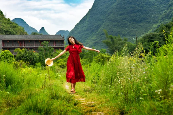 Menina Asiática Feliz Explorando Natureza Yangshuo China — Fotografia de Stock