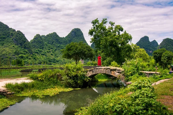 Piros Ruhás Lány Állni Régi Kőhíd Yangshuo — Stock Fotó