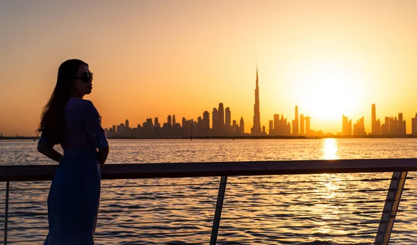 Mujer Disfrutando Vista Dubai Atardecer —  Fotos de Stock