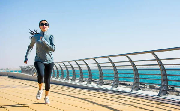 Meisje Promenade Uitgevoerd Voor Een Training Door Zee — Stockfoto