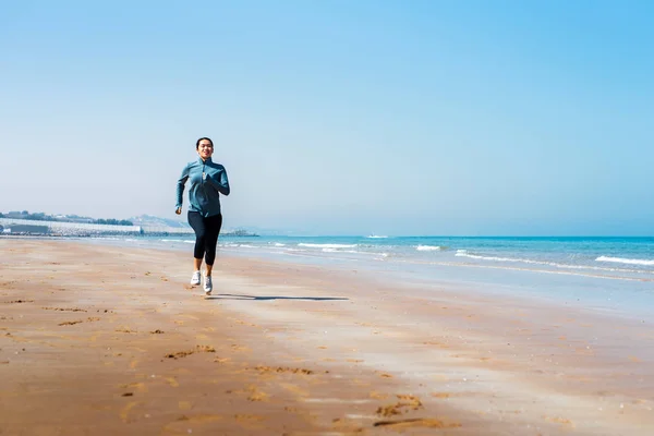 Donna Che Corre Sulla Spiaggia All Aperto Allenamento — Foto Stock