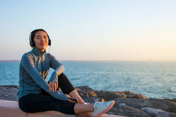 Asiatische Mädchen Genießen Musik Meer — Stockfoto