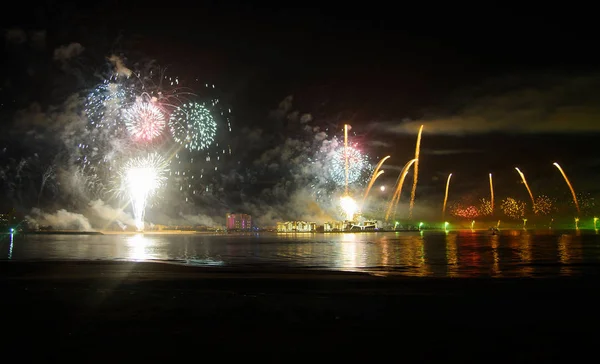 Fuegos Artificiales Festivos Sobre Agua Playa Tiempo Celebración — Foto de Stock