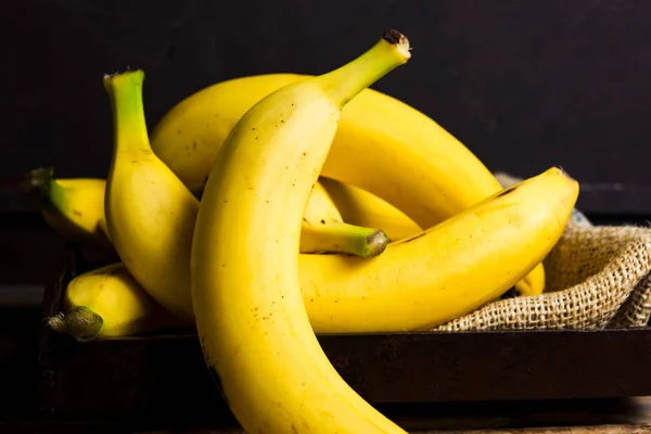 Massa Bananer Ett Rustikt Bord — Stockfoto