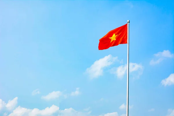 Die Vietnamesische Flagge Windet Sich Wind Vor Blauem Himmel — Stockfoto