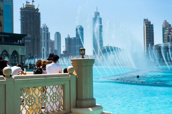 Dubai Emirados Árabes Unidos Março 2018 Pessoas Reúnem Torno Fonte — Fotografia de Stock