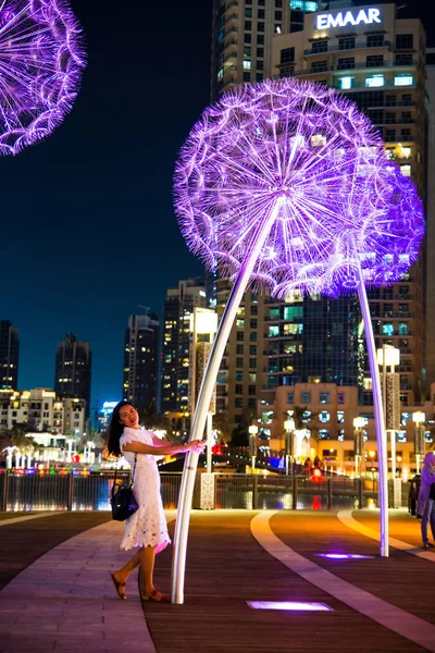 Dubai United Arab Emirates May 2018 Girl Enjoying Night Time — Stock Photo, Image