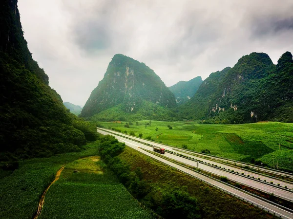霧の日に中国の広西省を通じて風光明媚な道路を見事な — ストック写真