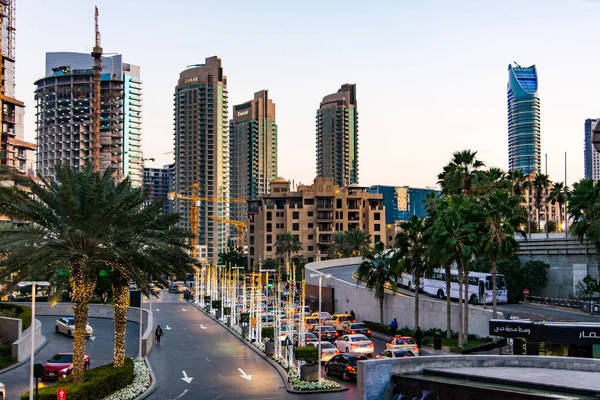 阿拉伯联合酋长国迪拜 2018年2月5日 迪拜商场繁忙的入口 黄昏时有许多出租车和喷泉 — 图库照片